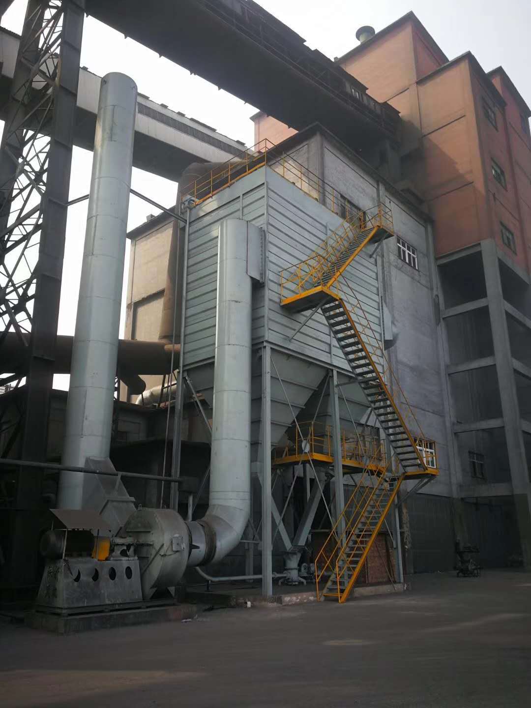 洗煤車(chē)間布袋除塵器 守護(hù)清潔生產(chǎn)的關(guān)鍵設(shè)備